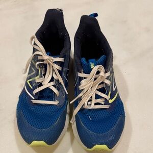 Boys New Balance wave run v2 size 4.5 big boy, play condition